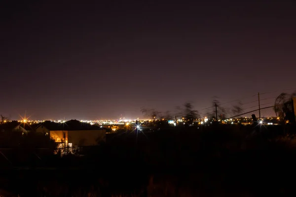 Luzes Uma Pequena Cidade Noturna Brilham Distância Paisagem Noturna Com — Fotografia de Stock