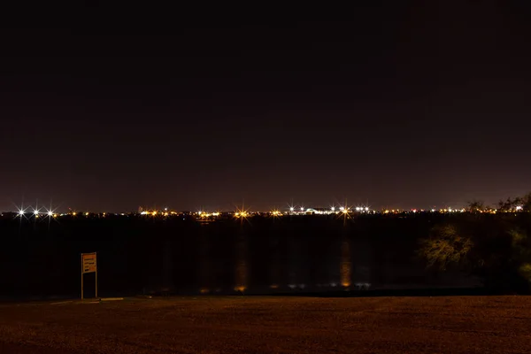 Las Luces Una Pequeña Ciudad Nocturna Brillan Distancia Paisaje Nocturno — Foto de Stock