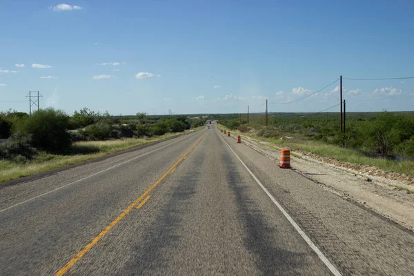 Asfalterad Väg Bland Stäppen Motorväg Utan Bilar Solig Sommardag — Stockfoto