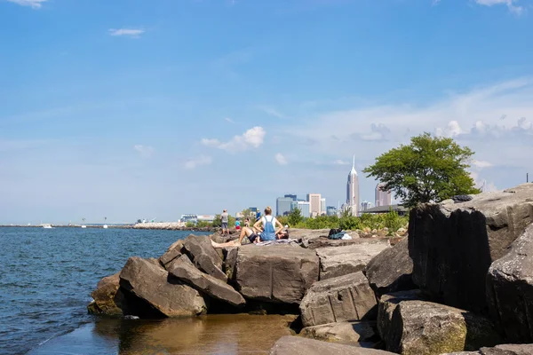 Lake Erie Cleveland Ohio Eua Setembro 2018 Pessoas Relaxam Praia — Fotografia de Stock