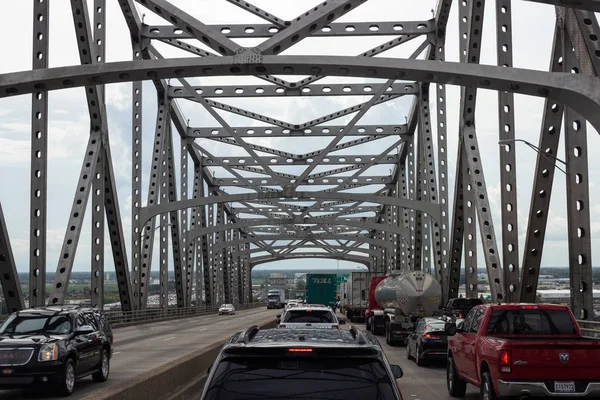 Carros Vão Grande Ponte Dia Verão Mississippi River Eua Julho — Fotografia de Stock