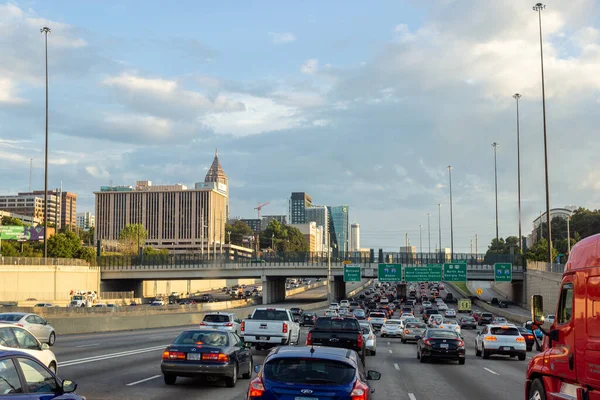 Atlanta Geórgia Eua Setembro 2018 Muitos Carros Estrada Entre Edifícios — Fotografia de Stock