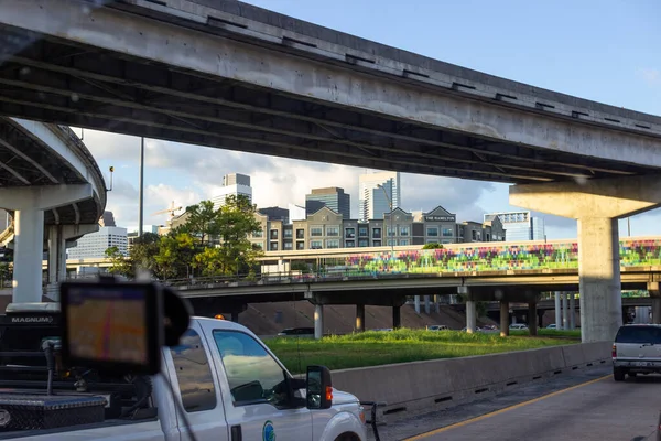 Houston Texas Eua Setembro 2018 Muitos Carros Estrada Entre Edifícios — Fotografia de Stock