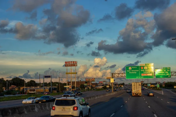 Houston Texas Eua Setembro 2018 Muitos Carros Estrada Entre Edifícios — Fotografia de Stock