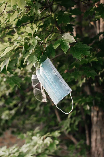 Masque Chirurgical Verres Suspendus Sur Branche Avec Des Feuilles Vertes — Photo