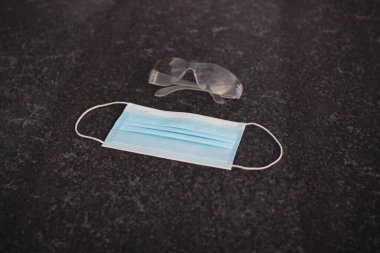 Asfaltta dezenfektan ve maske. Tıbbi geçmişi var. Sağlık hizmetleri. Koronavirüsten korunma