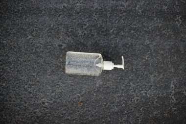 Asfaltta dezenfektan ve maske. Tıbbi geçmişi var. Sağlık hizmetleri. Koronavirüsten korunma