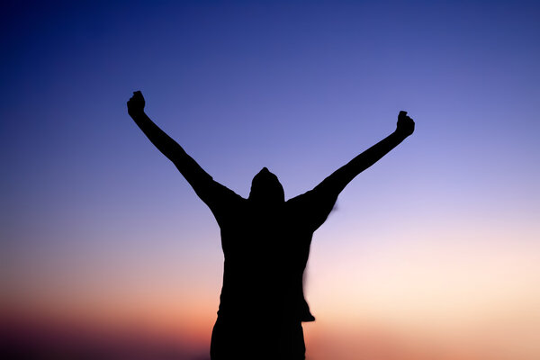 Человек празднующий ночью
