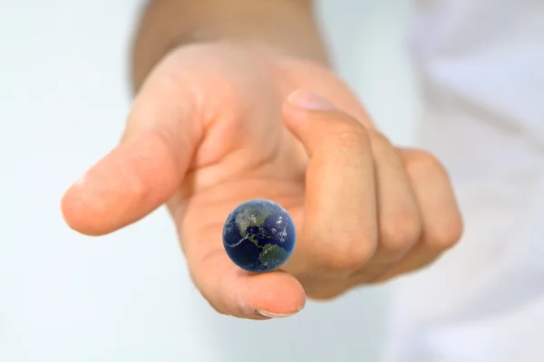 dünya parmaklarının ucunda