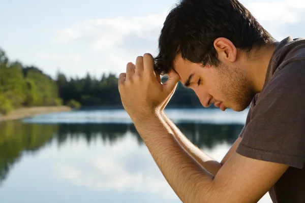 Göl kenarında dua adam