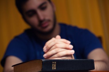 Kutsal İncil'in üzerine dua genç adam
