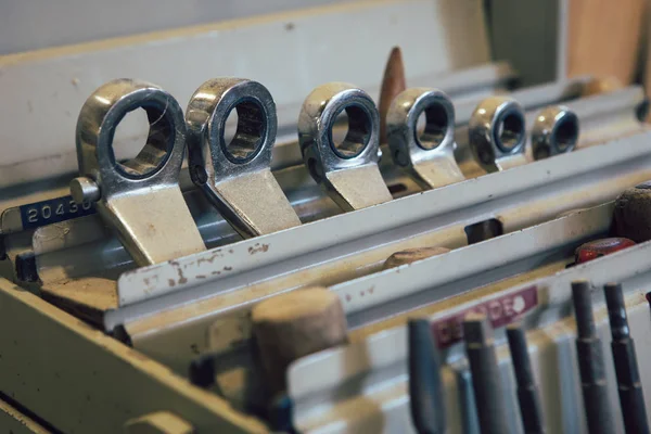 Bir adam titicaca gölde kürek çekmeye