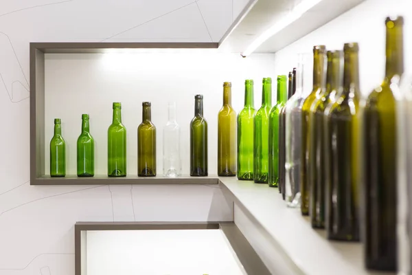 Lege fles wijn op een witte achtergrond — Stockfoto