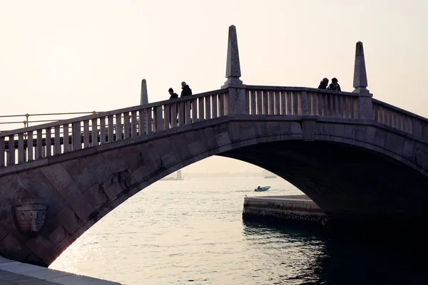 People silhouette at a brigde near San Marco Place in Venice — Stock Photo, Image