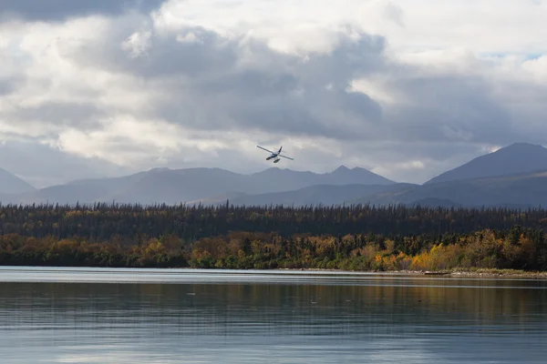 Plane Landing Naknek Lake — Fotografie, imagine de stoc