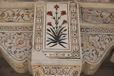 Bir ayağı ve sermaye