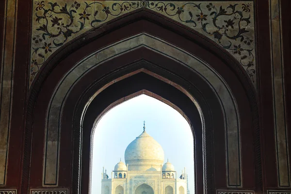 Una vista desde los arcos del Taj Mahal — Foto de Stock