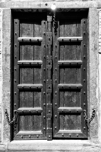 Старі двері з ланцюгами — стокове фото