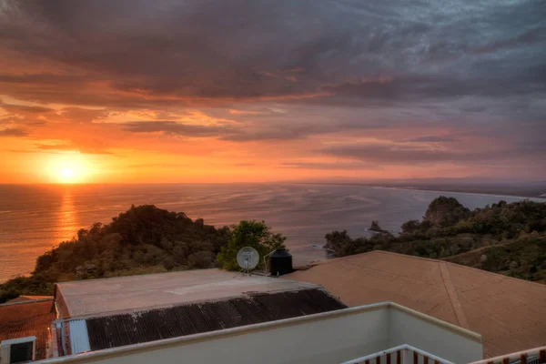 Puesta de sol sobre la playa Manuel Antonio — Foto de Stock