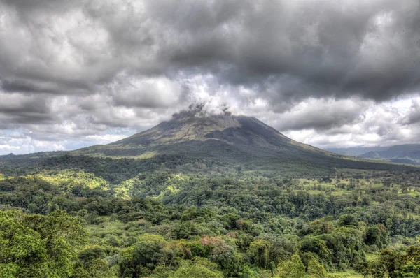 Arenal vulkaan - piek in de wolken — Stockfoto