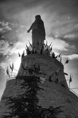 Our Lady Lübnan günbatımı karşı