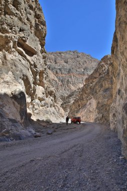 Titus kanyon yolu Vadisi üzerinde kırmızı Jeep