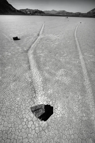 Smyk značky přesunu skály Death Valley — Stock fotografie