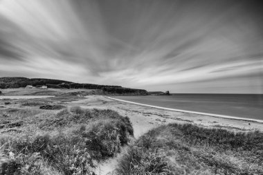 Bulutlar bir kıyı şeridi üzerinde çizgiler