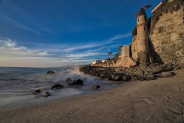 Yan görünümü dalgalar günbatımı korsanlar Kulesi