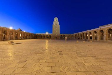 Avlu ve Qayrawan gün batımında Grand Mescidi Minare