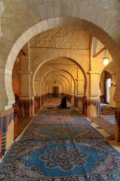 Člověk se modlí u velké mešity Sousse — Stock fotografie