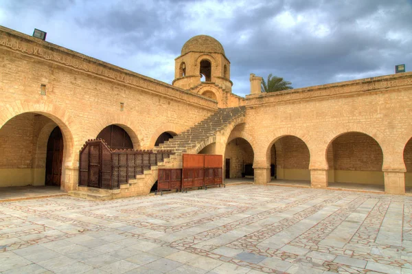 Η αυλή Πύργος του η μεγάλη Masjid της Sousse — Φωτογραφία Αρχείου