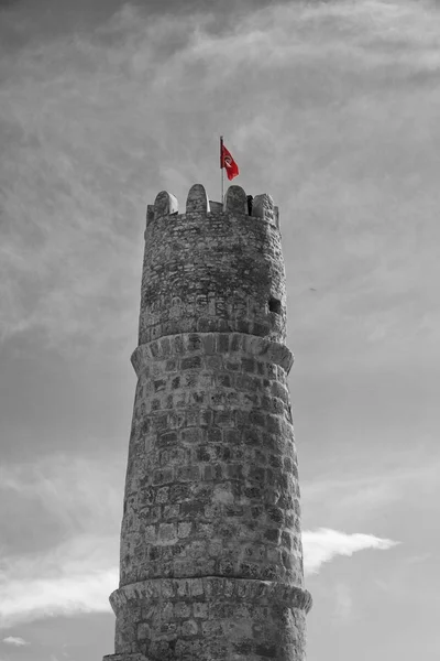 Torre principal de Ribat con bandera tunecina — Foto de Stock