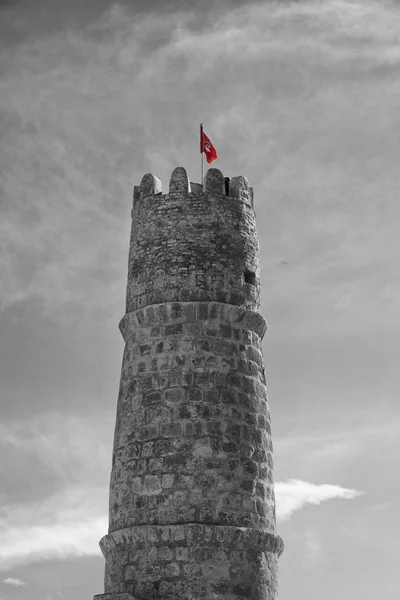Torre principal de Ribat con bandera tunecina — Foto de Stock