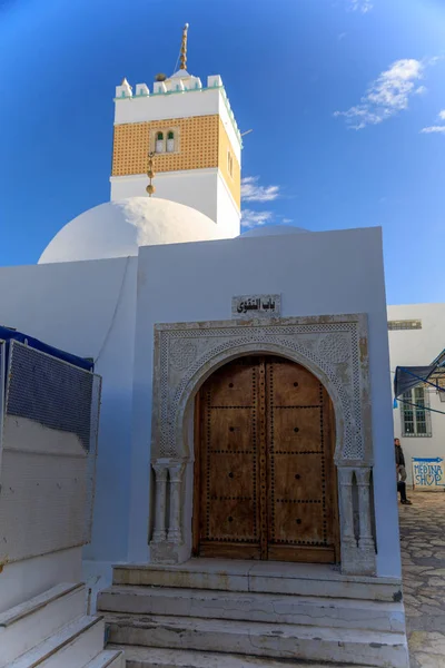 Dveře, kupolí a minaretem staré Masjid Hammamet — Stock fotografie