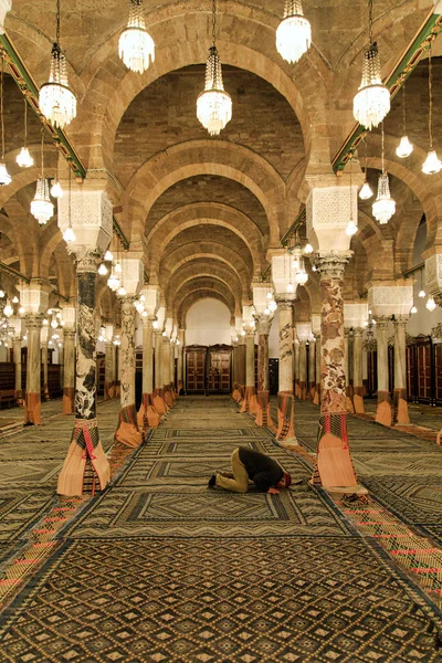 Muslimsk Man i böner i moskén — Stockfoto