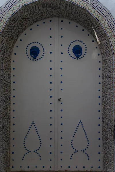 Dekorativní dveře z Tuniska — Stock fotografie