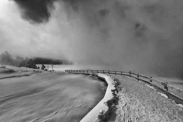 Ligne courbe, Sentier de veille recouvert de neige — Photo