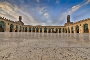 Avlu ve Masjid Al Anwar minare görünümünün