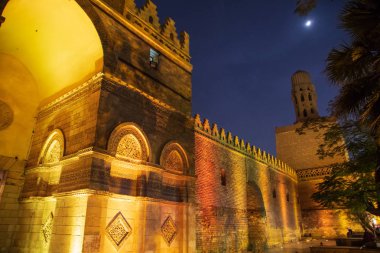 Ayın yükselişine Anwar Minare üzerinde