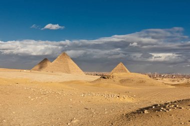 Giza üç piramit
