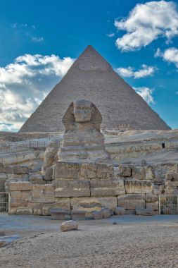 Sphynx Kufu büyük piramit önünde