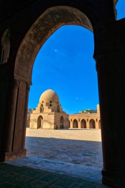 Kemerli görünümünden avlu