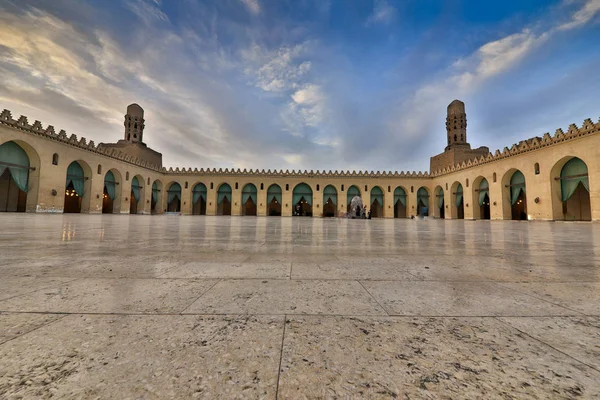 Avlu ve Masjid Al Anwar minare görünümünün