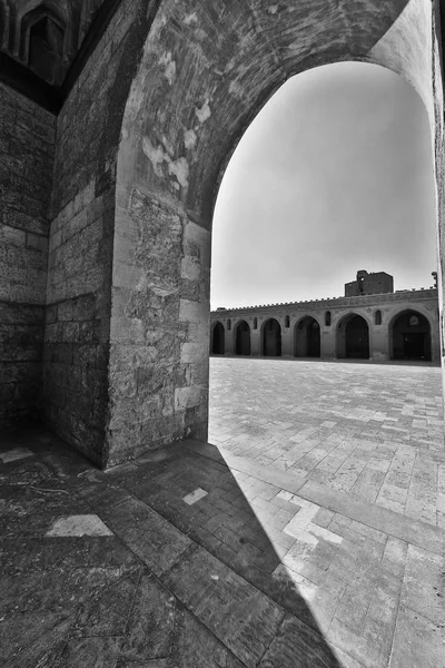 Der Bogen mit Blick auf den Innenhof der Masjid — Stockfoto