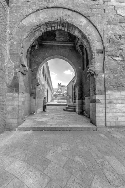 Внешняя арка Ибн Тулуна с человеком, стоящим — стоковое фото