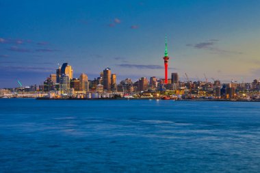 Yeni Zeland Kuzey ve Güney Adalarını Vurguluyor