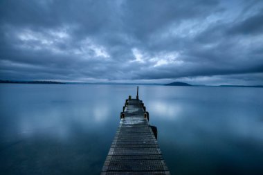 Yeni Zeland Kuzey ve Güney Adalarını Vurguluyor