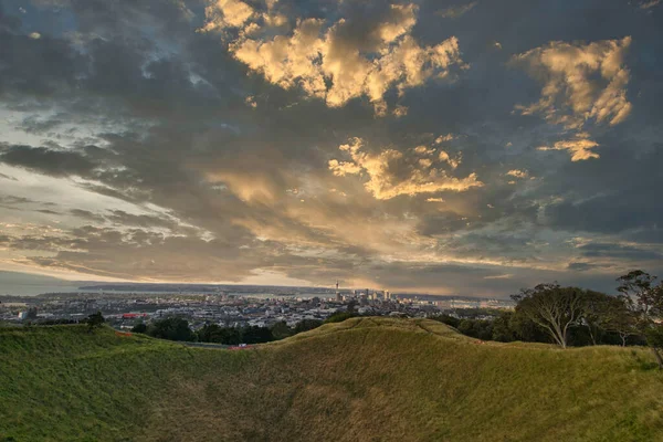Yeni Zeland Kuzey ve Güney Adalarını Vurguluyor