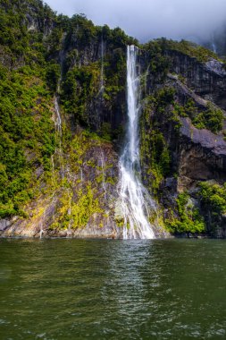New Zeland Kuzey ve Güney Adalarını Vurguluyor, Milford Sound